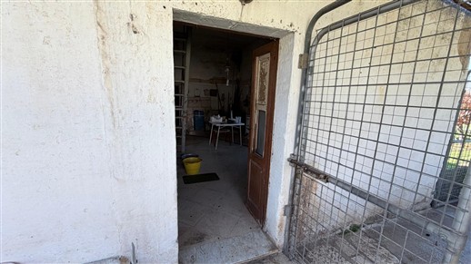 Antico Fabbricato Alle Porte di Putignano, Parzialmente In Pietra e Terreno.